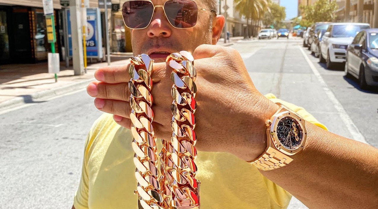 Fashion Styling With the Chino Link Chain